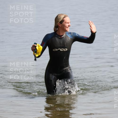 15.06.2025 - 27. Vierlanden-Triathlon Lena Gebhardt http://msf.ph/oto/8048130 15.06.2025 08:59:04 Schwimmen 227, 235 meine-sportfotos.de