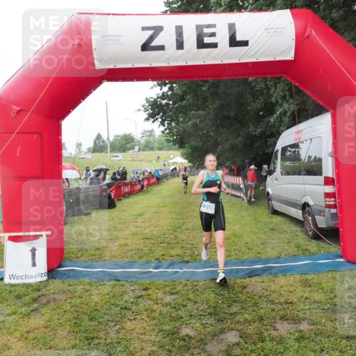 21.06.2025 - 27. Vierlanden-Triathlon MichiJ http://msf.ph/oto/8048142 15.06.2026 14:18:25 Ziel 1208 meine-sportfotos.de