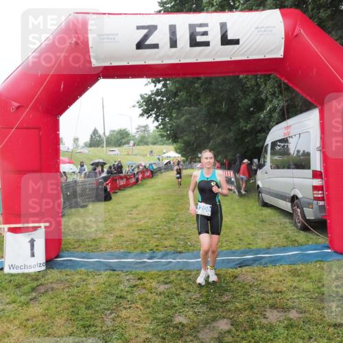 21.06.2025 - 27. Vierlanden-Triathlon MichiJ http://msf.ph/oto/8048146 15.06.2026 14:18:26 Ziel 1208 meine-sportfotos.de