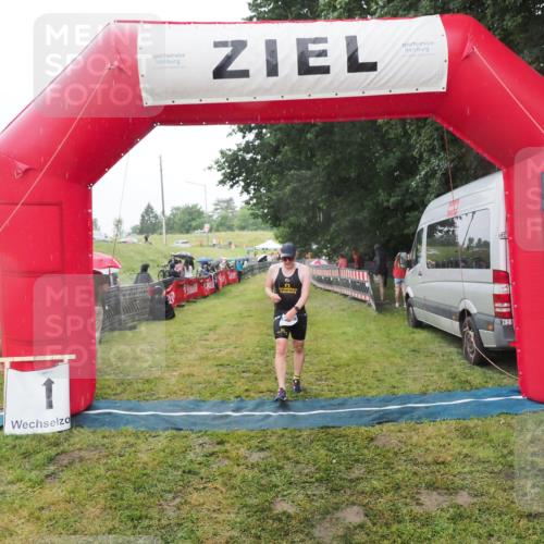 21.06.2025 - 27. Vierlanden-Triathlon MichiJ http://msf.ph/oto/8048151 15.06.2026 14:18:32 Ziel 1208, 1272 meine-sportfotos.de