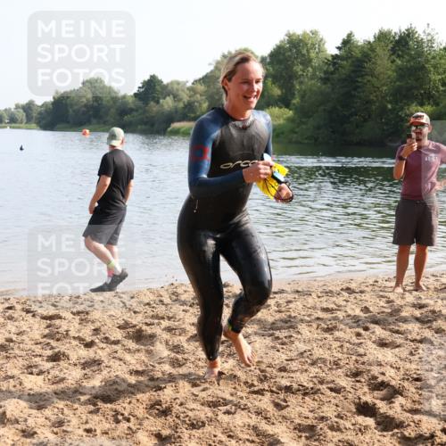 15.06.2025 - 27. Vierlanden-Triathlon Lena Gebhardt http://msf.ph/oto/8048158 15.06.2025 08:59:09 Schwimmen 227, 235 meine-sportfotos.de