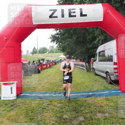 21.06.2025 - 27. Vierlanden-Triathlon MichiJ http://msf.ph/oto/8048166 15.06.2026 14:18:33 Ziel 1272 meine-sportfotos.de