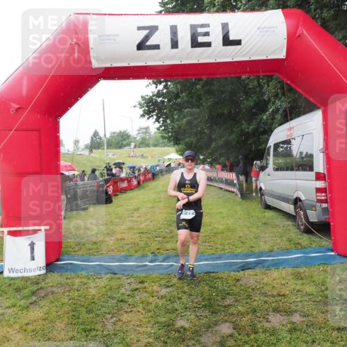 21.06.2025 - 27. Vierlanden-Triathlon MichiJ http://msf.ph/oto/8048168 15.06.2026 14:18:33 Ziel 1272 meine-sportfotos.de