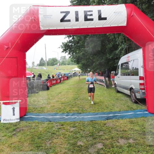 21.06.2025 - 27. Vierlanden-Triathlon MichiJ http://msf.ph/oto/8048177 15.06.2026 14:18:42 Ziel 204 meine-sportfotos.de