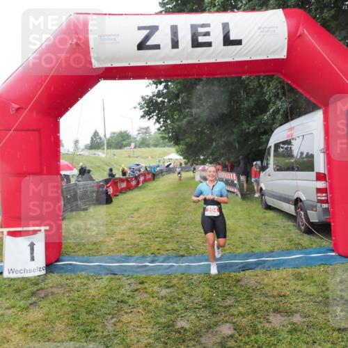 21.06.2025 - 27. Vierlanden-Triathlon MichiJ http://msf.ph/oto/8048196 15.06.2026 14:18:43 Ziel 204 meine-sportfotos.de