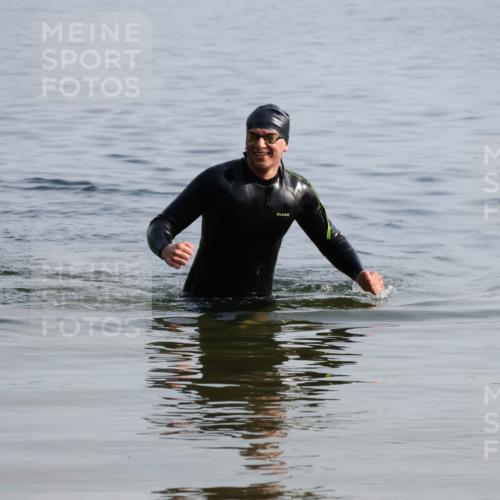 15.06.2025 - 27. Vierlanden-Triathlon Lena Gebhardt http://msf.ph/oto/8048205 15.06.2025 09:00:26 Schwimmen  meine-sportfotos.de