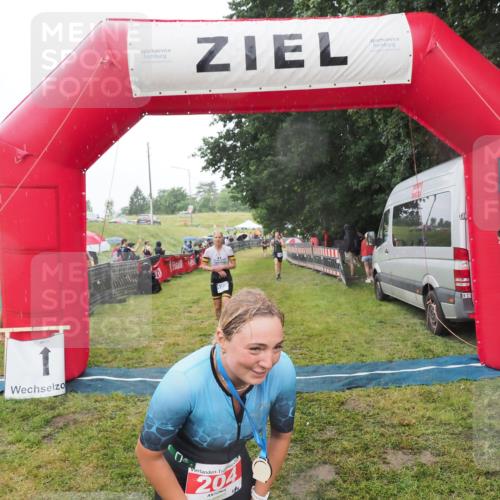 21.06.2025 - 27. Vierlanden-Triathlon MichiJ http://msf.ph/oto/8048207 15.06.2026 14:18:49 Ziel 204, 1216, 1228 meine-sportfotos.de