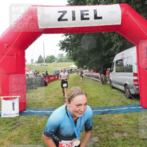 21.06.2025 - 27. Vierlanden-Triathlon MichiJ http://msf.ph/oto/8048209 15.06.2026 14:18:50 Ziel 1216, 1228 meine-sportfotos.de