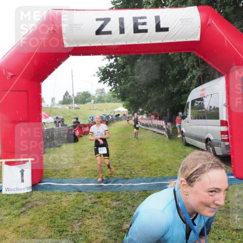 21.06.2025 - 27. Vierlanden-Triathlon MichiJ http://msf.ph/oto/8048217 15.06.2026 14:18:50 Ziel 1216, 1228 meine-sportfotos.de
