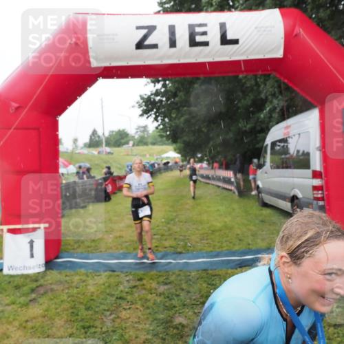 21.06.2025 - 27. Vierlanden-Triathlon MichiJ http://msf.ph/oto/8048219 15.06.2026 14:18:50 Ziel 1216, 1228 meine-sportfotos.de