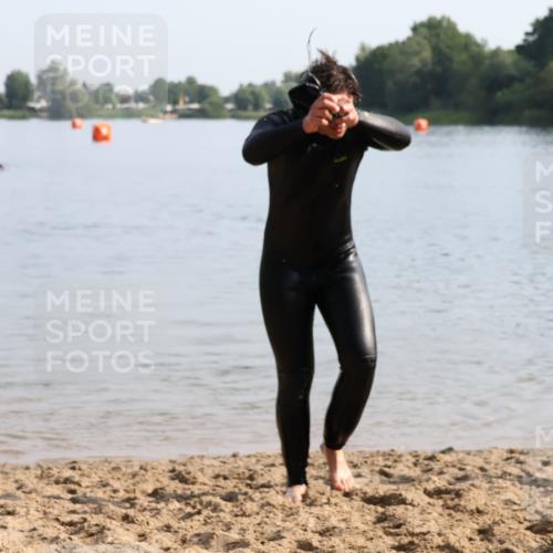 15.06.2025 - 27. Vierlanden-Triathlon Lena Gebhardt http://msf.ph/oto/8048221 15.06.2025 09:00:38 Schwimmen 58 meine-sportfotos.de