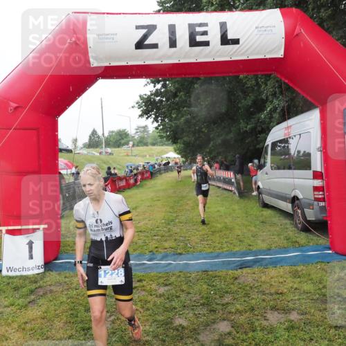 21.06.2025 - 27. Vierlanden-Triathlon MichiJ http://msf.ph/oto/8048224 15.06.2026 14:18:52 Ziel 1216, 1228 meine-sportfotos.de