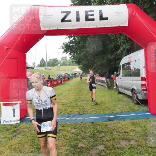 21.06.2025 - 27. Vierlanden-Triathlon MichiJ http://msf.ph/oto/8048228 15.06.2026 14:18:52 Ziel 1216, 1228 meine-sportfotos.de