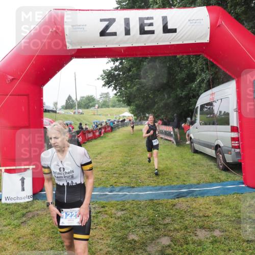 21.06.2025 - 27. Vierlanden-Triathlon MichiJ http://msf.ph/oto/8048230 15.06.2026 14:18:52 Ziel 1216, 1228 meine-sportfotos.de