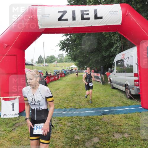 21.06.2025 - 27. Vierlanden-Triathlon MichiJ http://msf.ph/oto/8048232 15.06.2026 14:18:52 Ziel 1216, 1228 meine-sportfotos.de