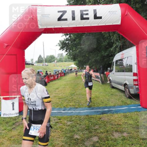 21.06.2025 - 27. Vierlanden-Triathlon MichiJ http://msf.ph/oto/8048235 15.06.2026 14:18:52 Ziel 1216, 1228 meine-sportfotos.de