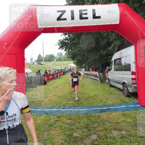 21.06.2025 - 27. Vierlanden-Triathlon MichiJ http://msf.ph/oto/8048257 15.06.2026 14:18:58 Ziel 1196, 1216 meine-sportfotos.de