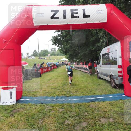 21.06.2025 - 27. Vierlanden-Triathlon MichiJ http://msf.ph/oto/8048282 15.06.2026 14:19:15 Ziel 905 meine-sportfotos.de