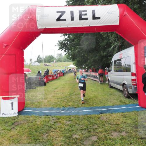 21.06.2025 - 27. Vierlanden-Triathlon MichiJ http://msf.ph/oto/8048294 15.06.2026 14:19:16 Ziel 905 meine-sportfotos.de