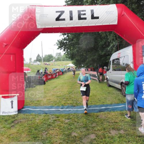 21.06.2025 - 27. Vierlanden-Triathlon MichiJ http://msf.ph/oto/8048309 15.06.2026 14:19:17 Ziel 905 meine-sportfotos.de