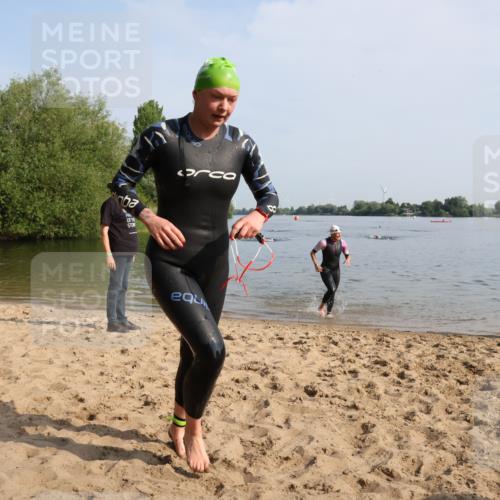 15.06.2025 - 27. Vierlanden-Triathlon Lena Gebhardt http://msf.ph/oto/8048338 15.06.2025 09:01:54 Schwimmen 196, 206, 214, 242 meine-sportfotos.de