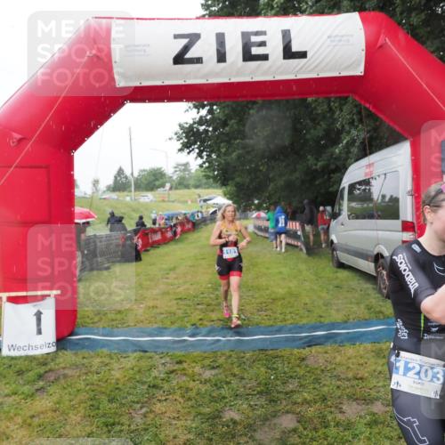 21.06.2025 - 27. Vierlanden-Triathlon MichiJ http://msf.ph/oto/8048353 15.06.2026 14:19:25 Ziel 1181, 1203 meine-sportfotos.de