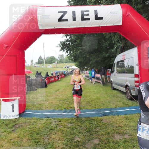 21.06.2025 - 27. Vierlanden-Triathlon MichiJ http://msf.ph/oto/8048359 15.06.2026 14:19:26 Ziel 1181, 1203 meine-sportfotos.de
