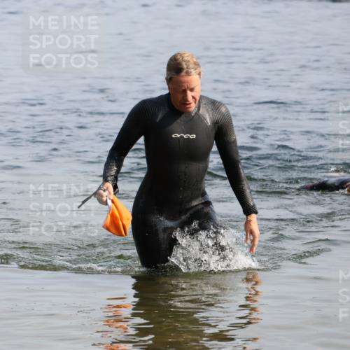 15.06.2025 - 27. Vierlanden-Triathlon Lena Gebhardt http://msf.ph/oto/8048362 15.06.2025 09:02:28 Schwimmen 246 meine-sportfotos.de