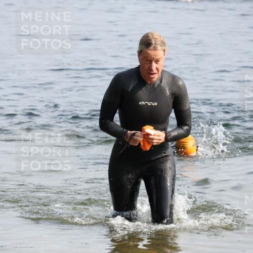 15.06.2025 - 27. Vierlanden-Triathlon Lena Gebhardt http://msf.ph/oto/8048367 15.06.2025 09:02:30 Schwimmen 246 meine-sportfotos.de