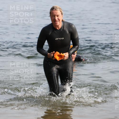 15.06.2025 - 27. Vierlanden-Triathlon Lena Gebhardt http://msf.ph/oto/8048371 15.06.2025 09:02:31 Schwimmen 200, 246 meine-sportfotos.de