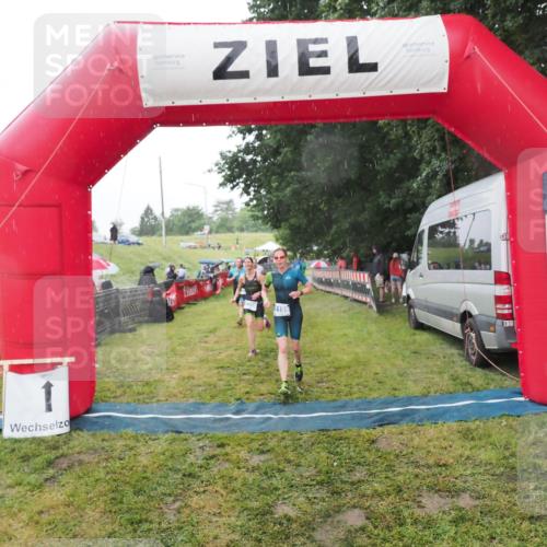 21.06.2025 - 27. Vierlanden-Triathlon MichiJ http://msf.ph/oto/8048377 15.06.2026 14:19:36 Ziel 1198, 1200, 1265, 1303 meine-sportfotos.de