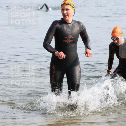15.06.2025 - 27. Vierlanden-Triathlon Lena Gebhardt http://msf.ph/oto/8048397 15.06.2025 09:02:37 Schwimmen 200, 210, 223, 246 meine-sportfotos.de