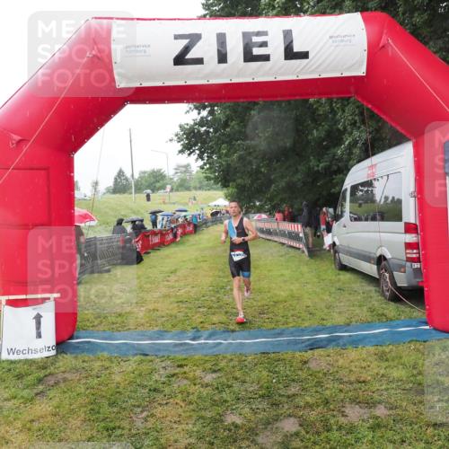 21.06.2025 - 27. Vierlanden-Triathlon MichiJ http://msf.ph/oto/8048430 15.06.2026 14:19:58 Ziel 1232 meine-sportfotos.de