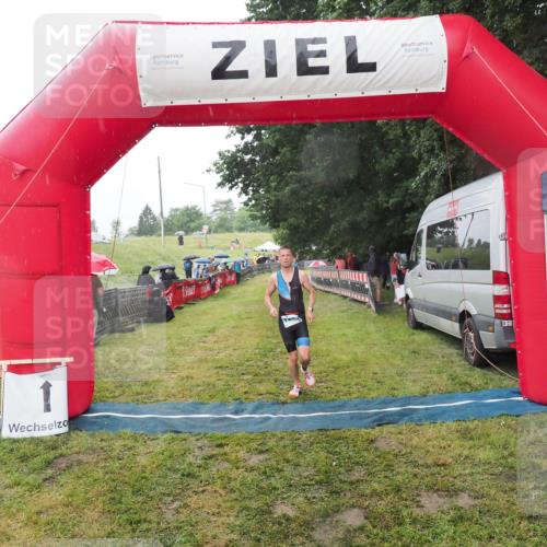 21.06.2025 - 27. Vierlanden-Triathlon MichiJ http://msf.ph/oto/8048432 15.06.2026 14:19:59 Ziel 1232 meine-sportfotos.de