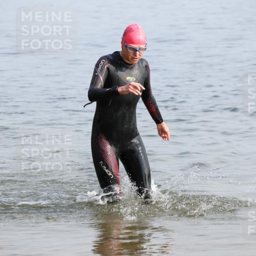 15.06.2025 - 27. Vierlanden-Triathlon Lena Gebhardt http://msf.ph/oto/8048444 15.06.2025 09:03:01 Schwimmen 219, 248 meine-sportfotos.de