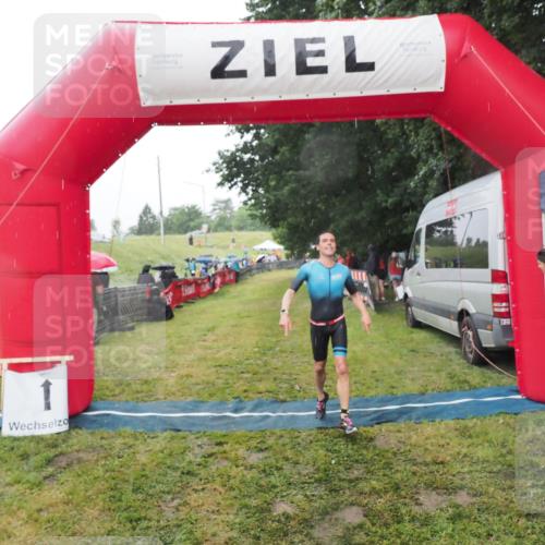 21.06.2025 - 27. Vierlanden-Triathlon MichiJ http://msf.ph/oto/8048463 15.06.2026 14:20:06 Ziel 1232, 1310 meine-sportfotos.de