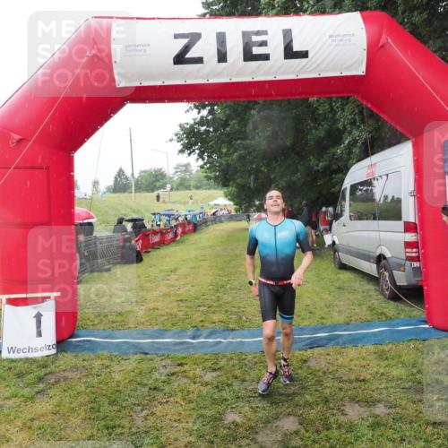 21.06.2025 - 27. Vierlanden-Triathlon MichiJ http://msf.ph/oto/8048470 15.06.2026 14:20:07 Ziel 1310 meine-sportfotos.de