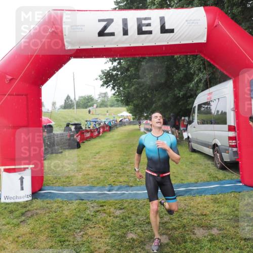 21.06.2025 - 27. Vierlanden-Triathlon MichiJ http://msf.ph/oto/8048474 15.06.2026 14:20:07 Ziel 1310 meine-sportfotos.de