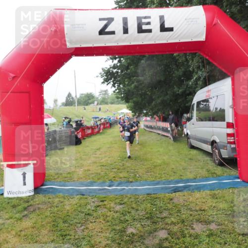21.06.2025 - 27. Vierlanden-Triathlon MichiJ http://msf.ph/oto/8048483 15.06.2026 14:20:17 Ziel 910, 1209, 1213 meine-sportfotos.de