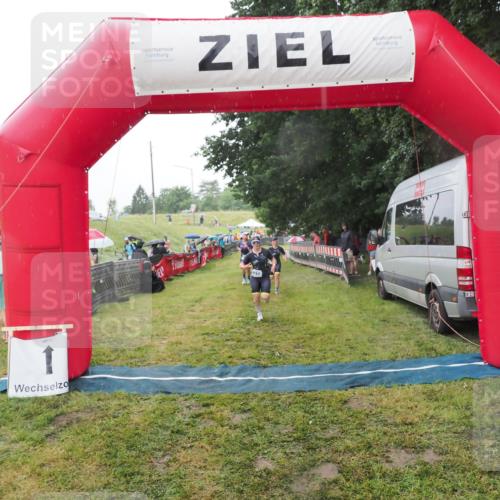 21.06.2025 - 27. Vierlanden-Triathlon MichiJ http://msf.ph/oto/8048485 15.06.2026 14:20:17 Ziel 910, 1209, 1213 meine-sportfotos.de