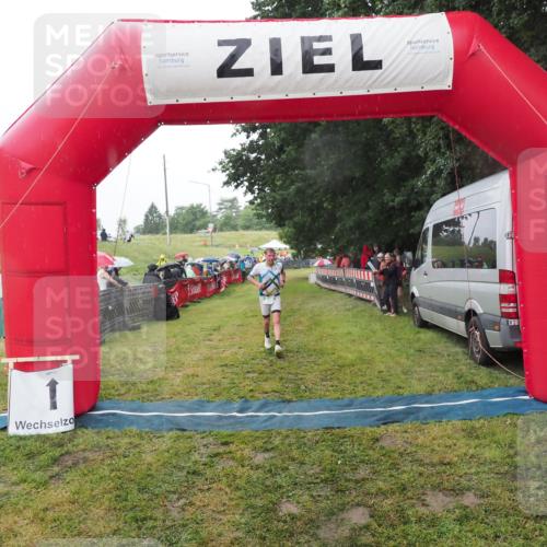21.06.2025 - 27. Vierlanden-Triathlon MichiJ http://msf.ph/oto/8048624 15.06.2026 14:20:52 Ziel 806 meine-sportfotos.de