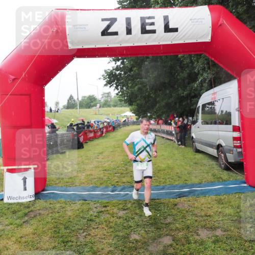 21.06.2025 - 27. Vierlanden-Triathlon MichiJ http://msf.ph/oto/8048651 15.06.2026 14:20:53 Ziel 806 meine-sportfotos.de
