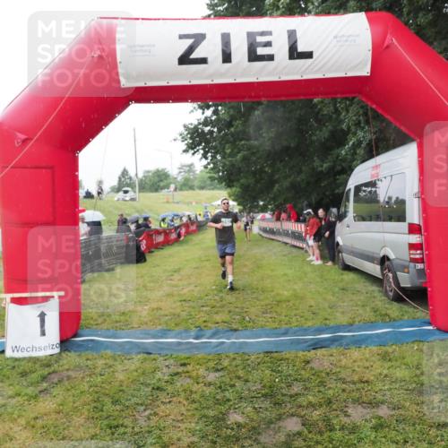 21.06.2025 - 27. Vierlanden-Triathlon MichiJ http://msf.ph/oto/8048668 15.06.2026 14:21:24 Ziel 742 meine-sportfotos.de