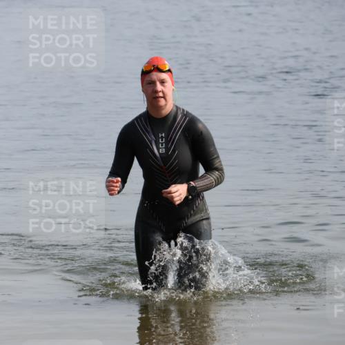 15.06.2025 - 27. Vierlanden-Triathlon Lena Gebhardt http://msf.ph/oto/8048678 15.06.2025 09:06:05 Schwimmen 216 meine-sportfotos.de