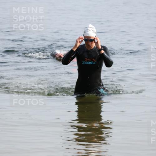 15.06.2025 - 27. Vierlanden-Triathlon Lena Gebhardt http://msf.ph/oto/8048703 15.06.2025 09:06:47 Schwimmen 212 meine-sportfotos.de