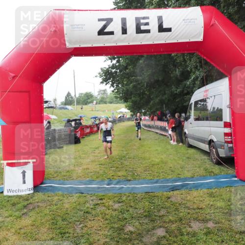 21.06.2025 - 27. Vierlanden-Triathlon MichiJ http://msf.ph/oto/8048713 15.06.2026 14:21:30 Ziel 742, 1205, 1238 meine-sportfotos.de