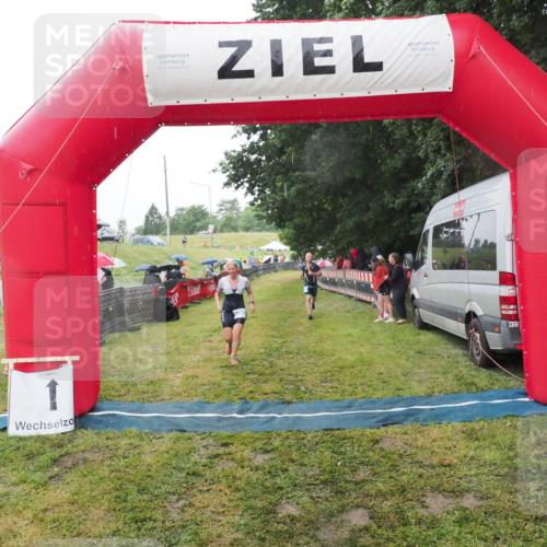 21.06.2025 - 27. Vierlanden-Triathlon MichiJ http://msf.ph/oto/8048720 15.06.2026 14:21:30 Ziel 742, 1205, 1238 meine-sportfotos.de