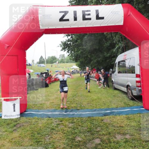 21.06.2025 - 27. Vierlanden-Triathlon MichiJ http://msf.ph/oto/8048737 15.06.2026 14:21:31 Ziel 742, 1205, 1238 meine-sportfotos.de