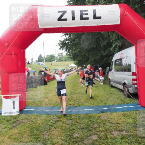 21.06.2025 - 27. Vierlanden-Triathlon MichiJ http://msf.ph/oto/8048749 15.06.2026 14:21:32 Ziel 742, 1205, 1238 meine-sportfotos.de