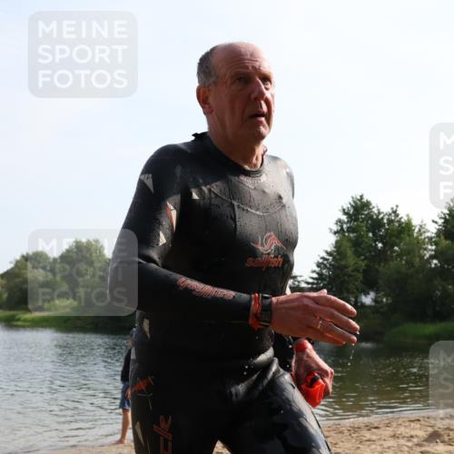 15.06.2025 - 27. Vierlanden-Triathlon Lena Gebhardt http://msf.ph/oto/8048774 15.06.2025 09:07:10 Schwimmen 231 meine-sportfotos.de